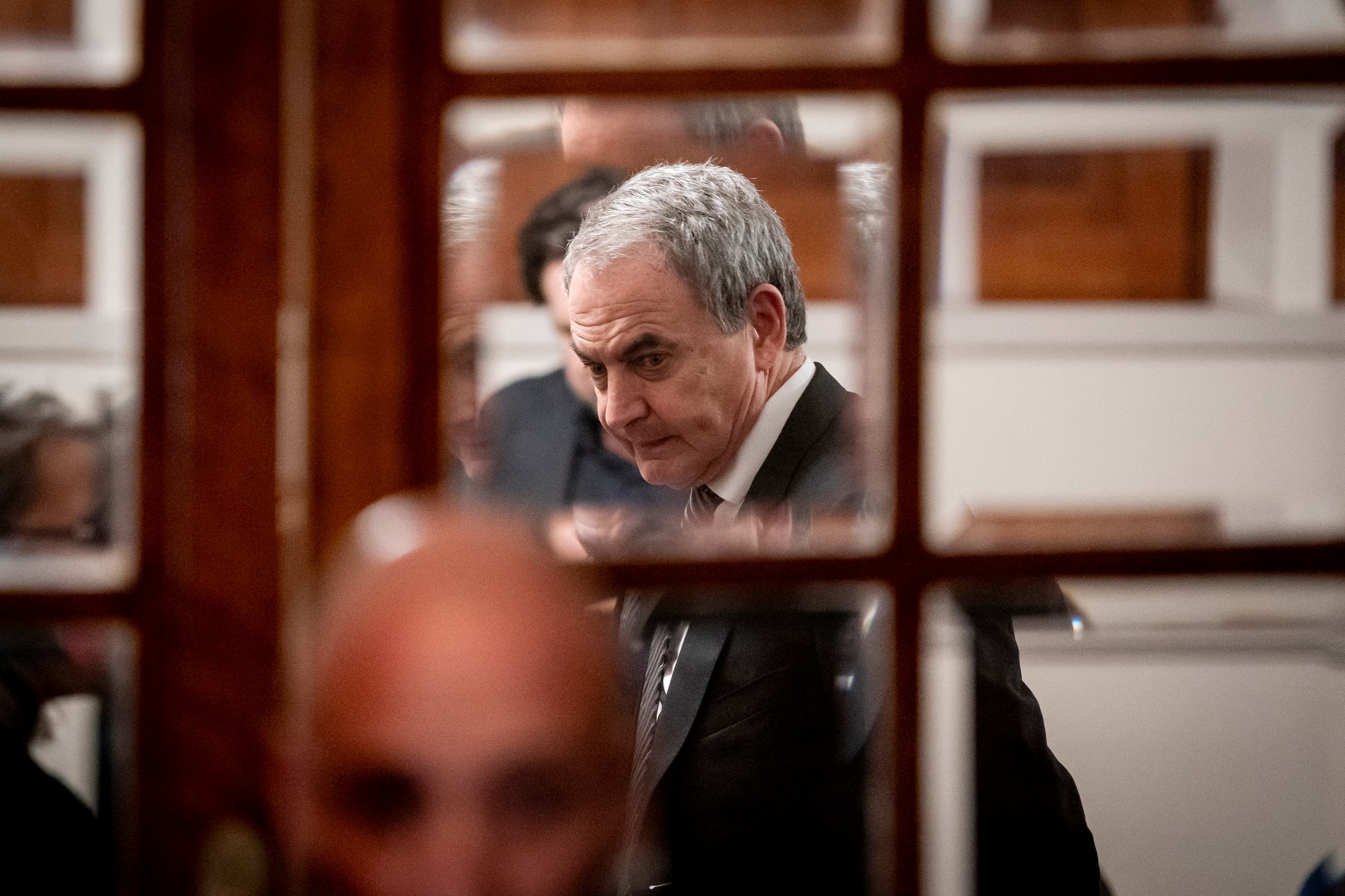 Audiencia bloquea cuentas de Zapatero
