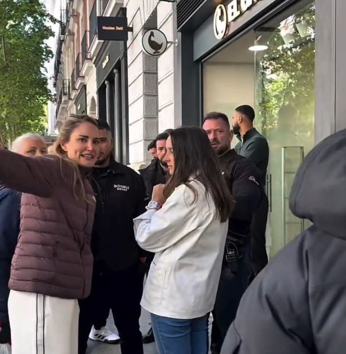 Alba Carrillo explota en tienda